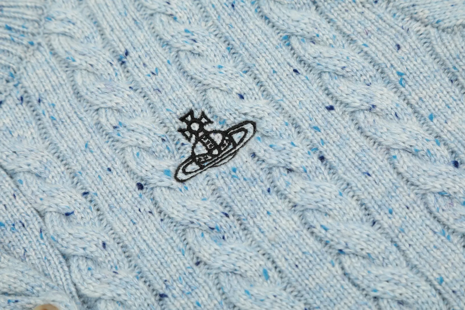 vivienne west wood Vivienne heavy-duty twist multi-color classic cardigan knitted sweater wool 2024 autumn latest style 🧩 15% merino cotton wool 85% wool blend 🧩Correct Italian 🇮🇹100% wool washed wheat logo Size: S -M- L Color: White Dark Gray Blue